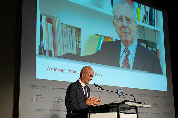Pascal Lamy reads a message from Jacques Delors